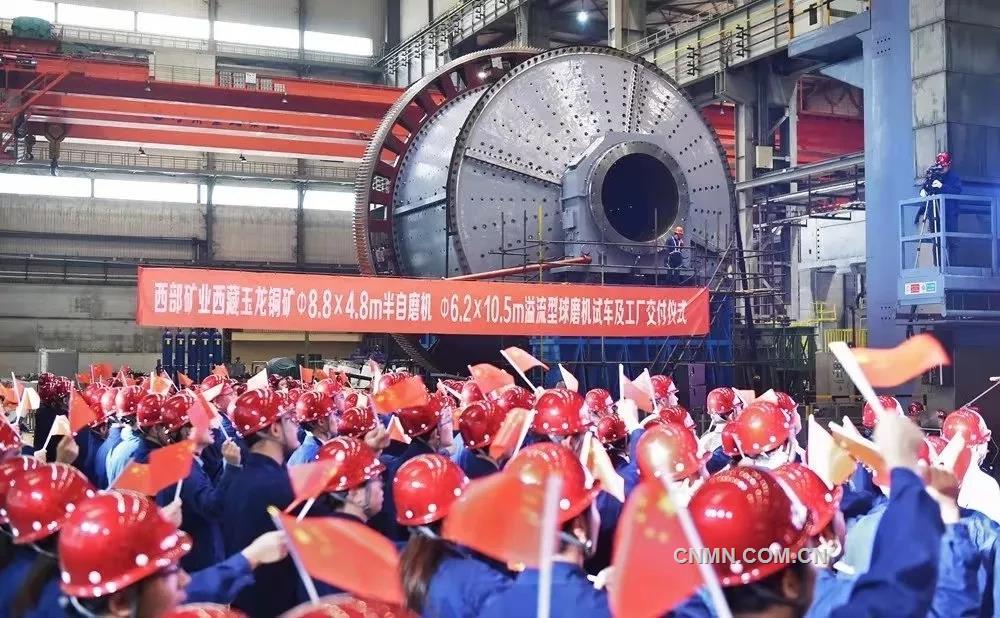 9月19日,为玉龙铜矿改扩建工程量身定制的特大型矿区国际高端矿业装备——Φ8.8×4.8m半自磨机和Φ6.2×10.5m溢流型球磨机在中信重工顺利完成试车,部分设备已运抵玉龙铜矿改扩建工程现场。
