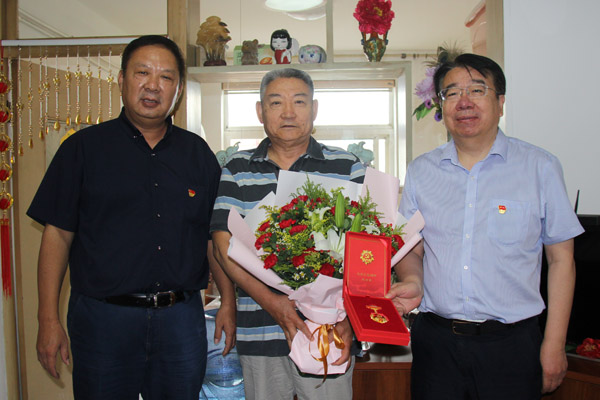 04山东局领导班子成员走访慰问老党员并颁发“光荣在党50年”纪念章 04山东局领导班子成员走访慰问老党员并颁发“光荣在党50年”纪念章