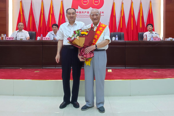 02二局党委召开庆祝中国共产党成立100周年表彰会颁发“光荣在党50年”纪念章 02二局党委召开庆祝中国共产党成立100周年表彰会颁发“光荣在党50年”纪念章