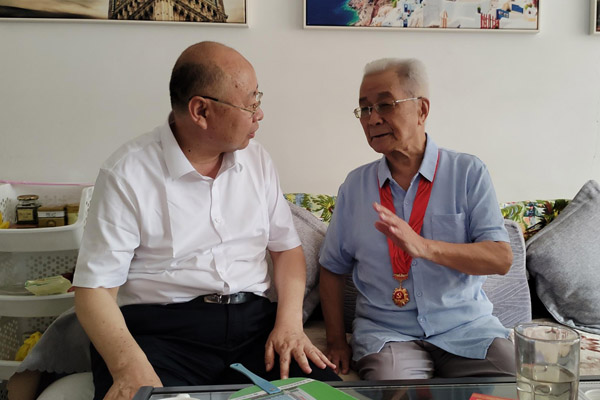 07物勘院领导班子成员走访慰问老党员并颁发“光荣在党50年”纪念章 07物勘院领导班子成员走访慰问老党员并颁发“光荣在党50年”纪念章