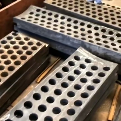 矿山砂石场厂破碎机配件供应——高锰钢筛板图2