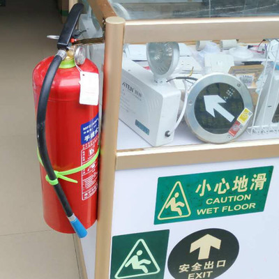 批发干粉灭火器配件2Kg/3kg/4Kg挂钩 挂片 挂架 简易支架南宁厂销图1