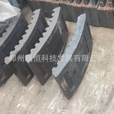 郑州锻造破碎机球磨机衬板 高锰钢衬板 高铬复合破碎机配件铸造厂