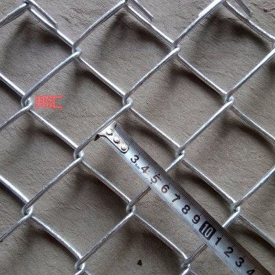 镀锌铁丝网养殖圈地钢丝网六角拧花网羊牛栏网果园围栏编织护栏网
